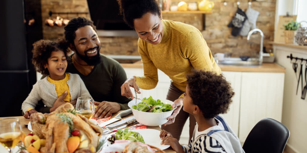 Fly Now Pay Later: Affordable Thanksgiving Flights family dinner